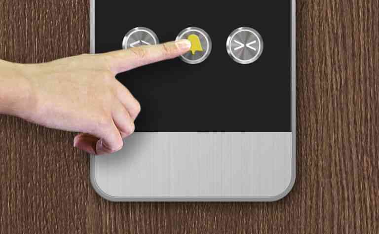 Image d'un panneau de contrôle d'ascenseur avec un bouton cloche jaune activé, situé à proximité d'un bouton rouge 'STOP' et un bouton marqué '4' avec des symboles.