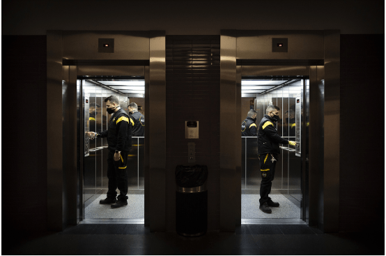 Techniciens FAIN dans des ascenseurs.