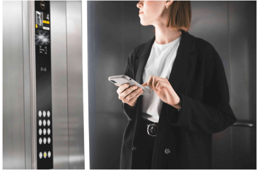 Femme dans un ascenseur ION de FAIN