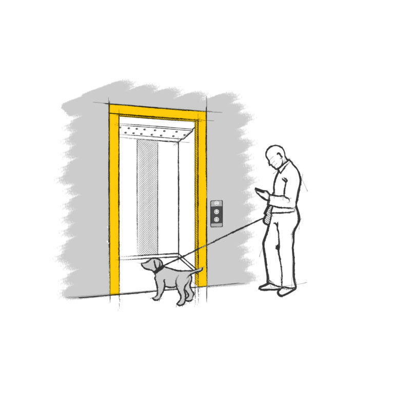 Personne tenant la laisse d'un chien et utilisant son téléphone, debout devant un ascenseur avec un cadre jaune et une porte ouverte révélant l’intérieur.