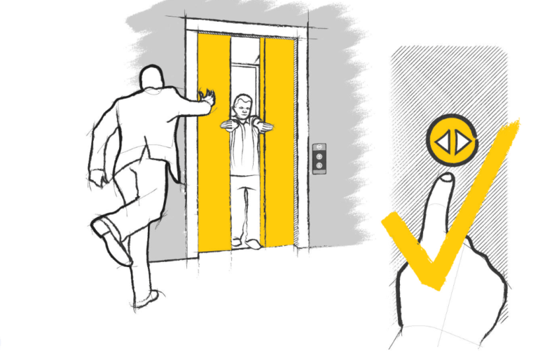 Illustration montrant deux personnes à proximité d'un ascenseur. Une tente de retenir les portes ouvertes avec ses bras, tandis que l'autre se précipite vers l'ascenseur. Un gros plan montre une main appuyant sur le bouton 'ouvrir la porte' marqué avec une coche jaune.