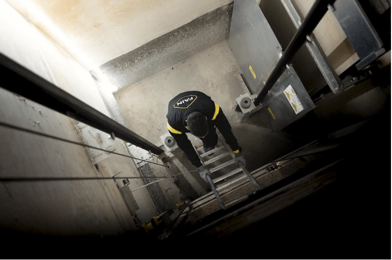 Technicien dans la fosse d'un ascenseur
