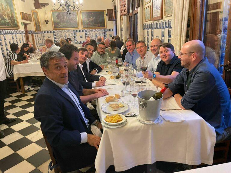 Clavier numérique avec douze touches, comprenant des chiffres et des symboles pour une utilisation fonctionnelle.