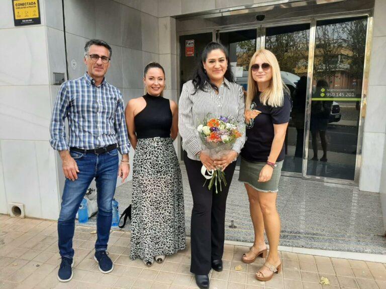 Portrait de Marbel sur fond neutre, mettant en lumière un instant d’élégance et de profondeur.