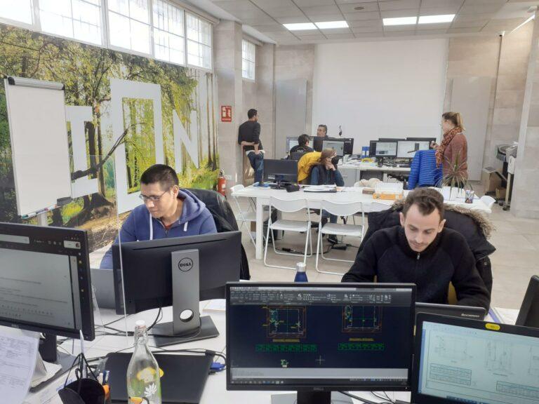 Employé FAIN en train de travailler sur leur ordinateur dans la délégation de Vallecas