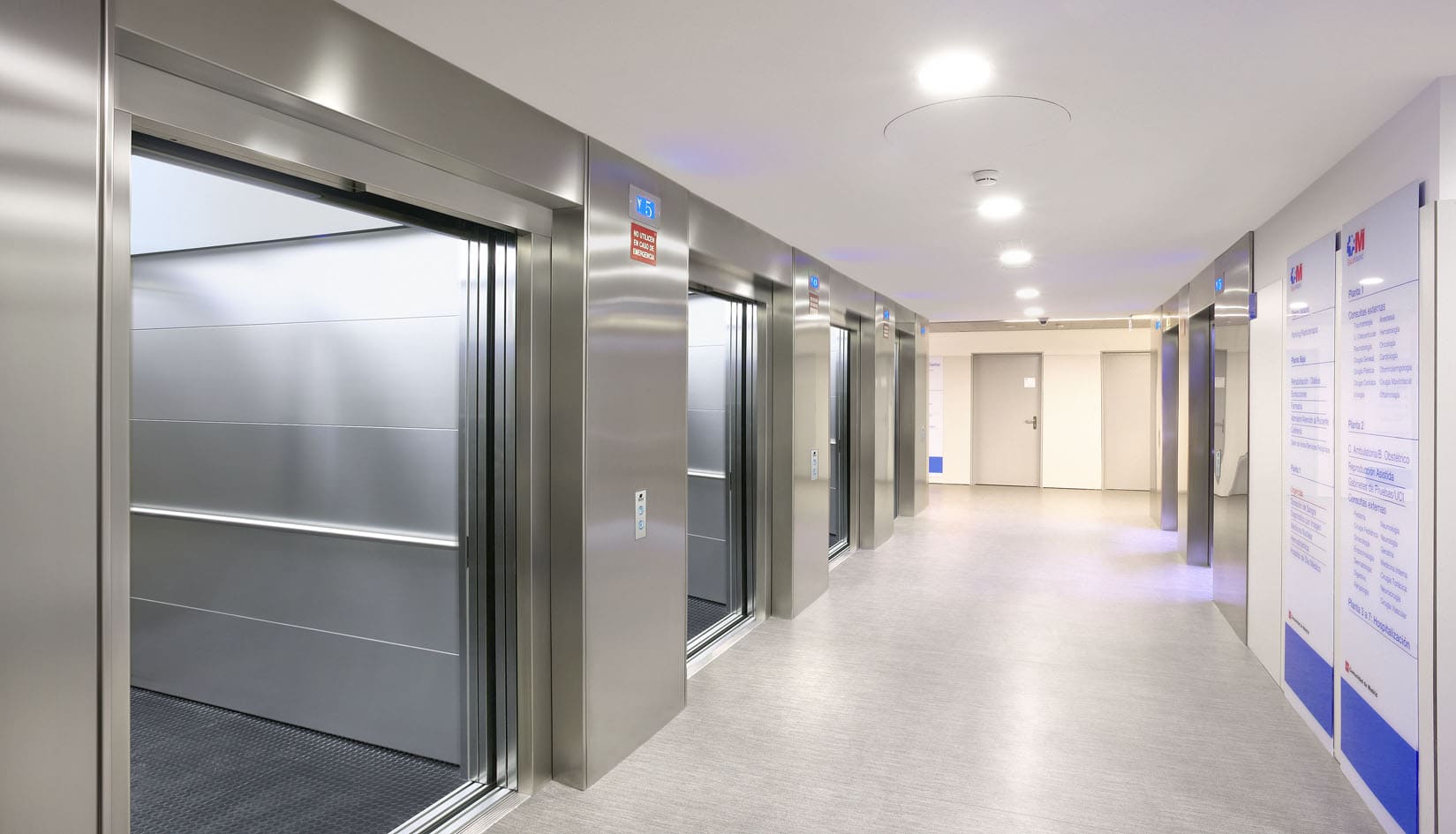 quatre ascenseurs avec des portes ouvertes dans un hopital 
