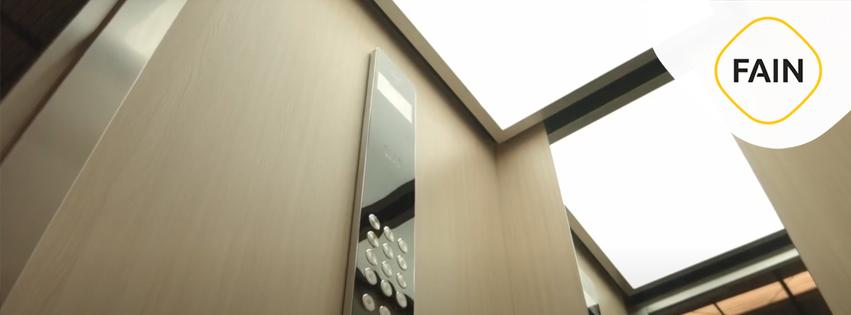 ascenseur d'interieur avec commande moderne 