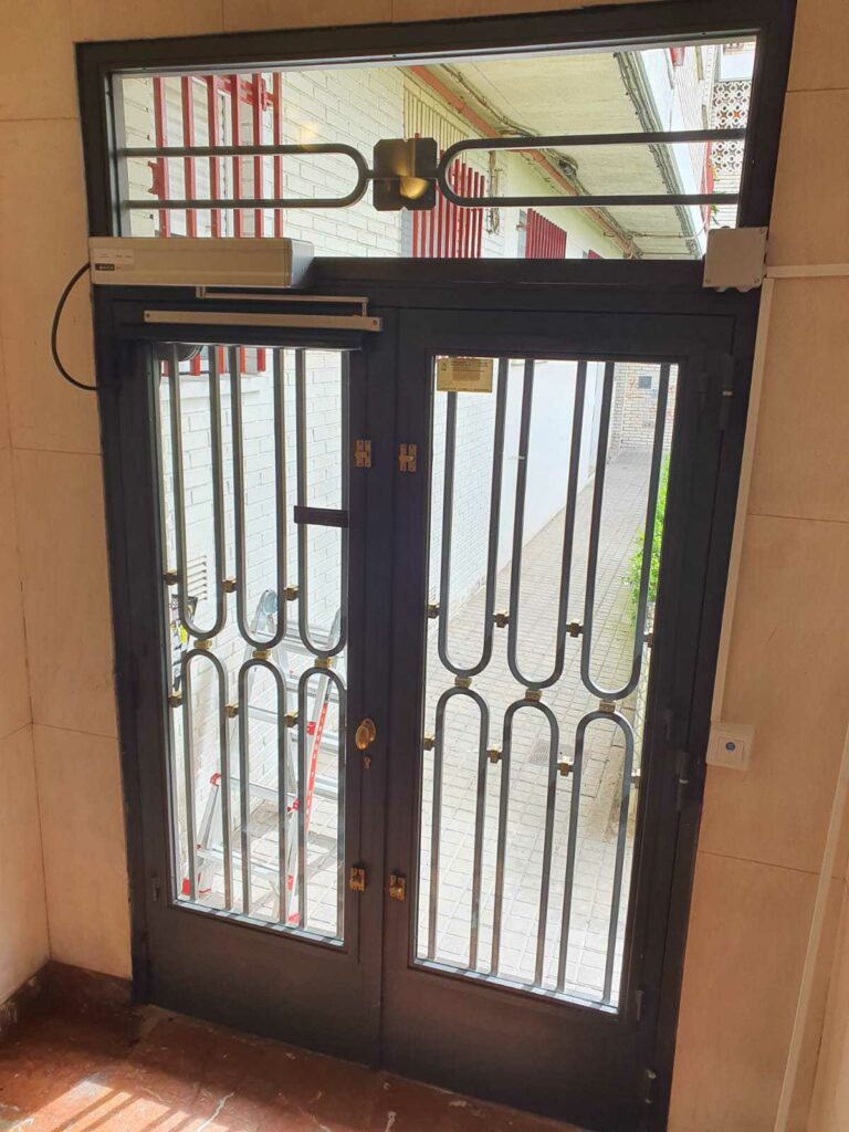 portes battantes fermées d'un bâtiment qui viennent d'être automatisées