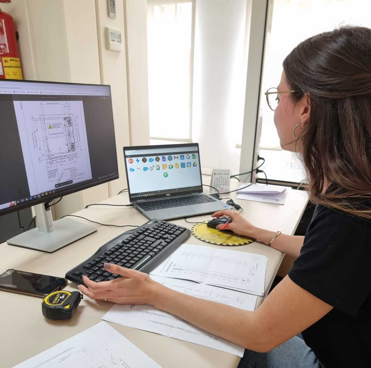 une femme ascensoriste en train de travailler sur un projet