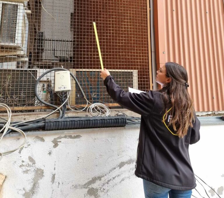 Femme technicienne en pleine intervention