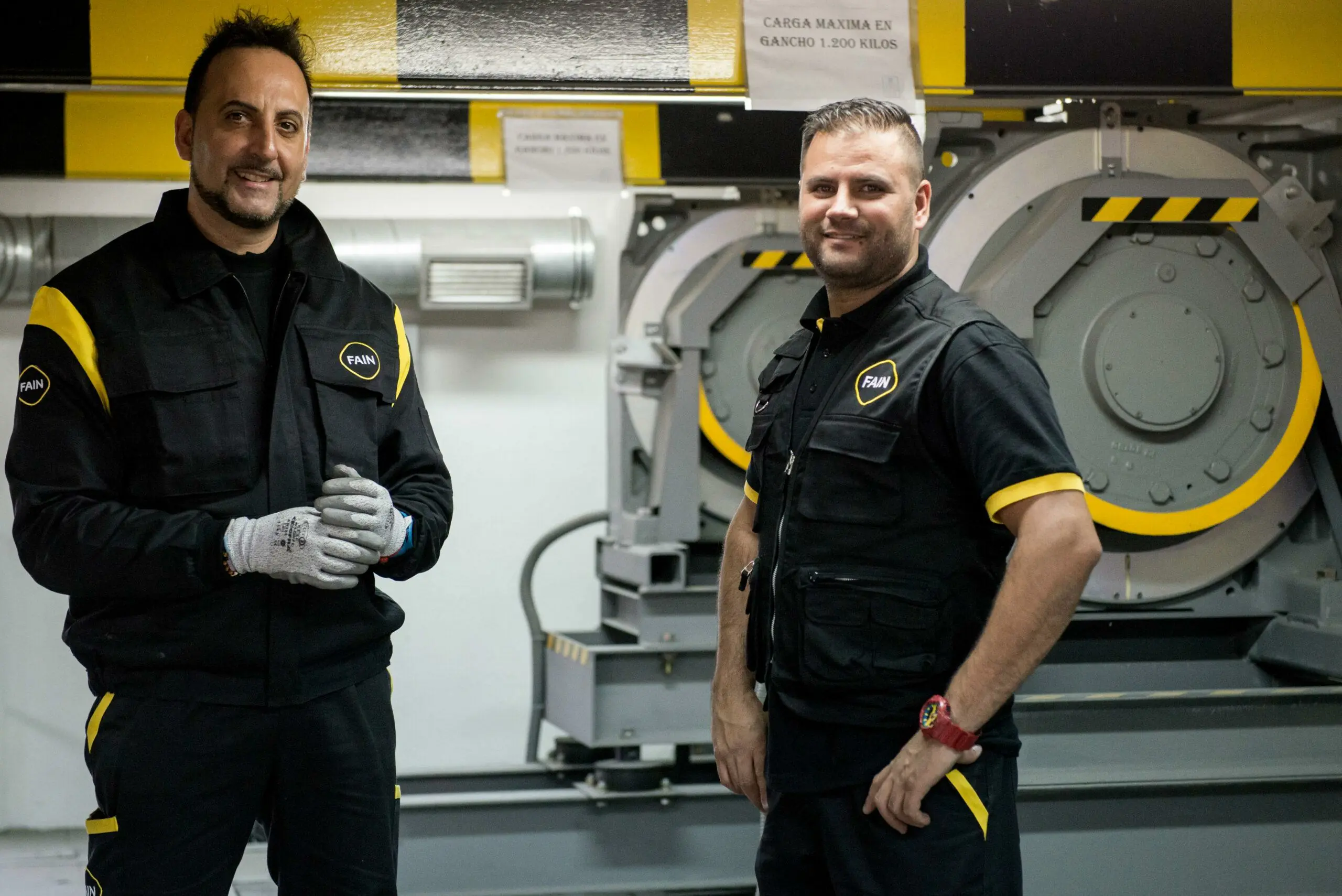 Techniciens de FAIN dans la salle des machines