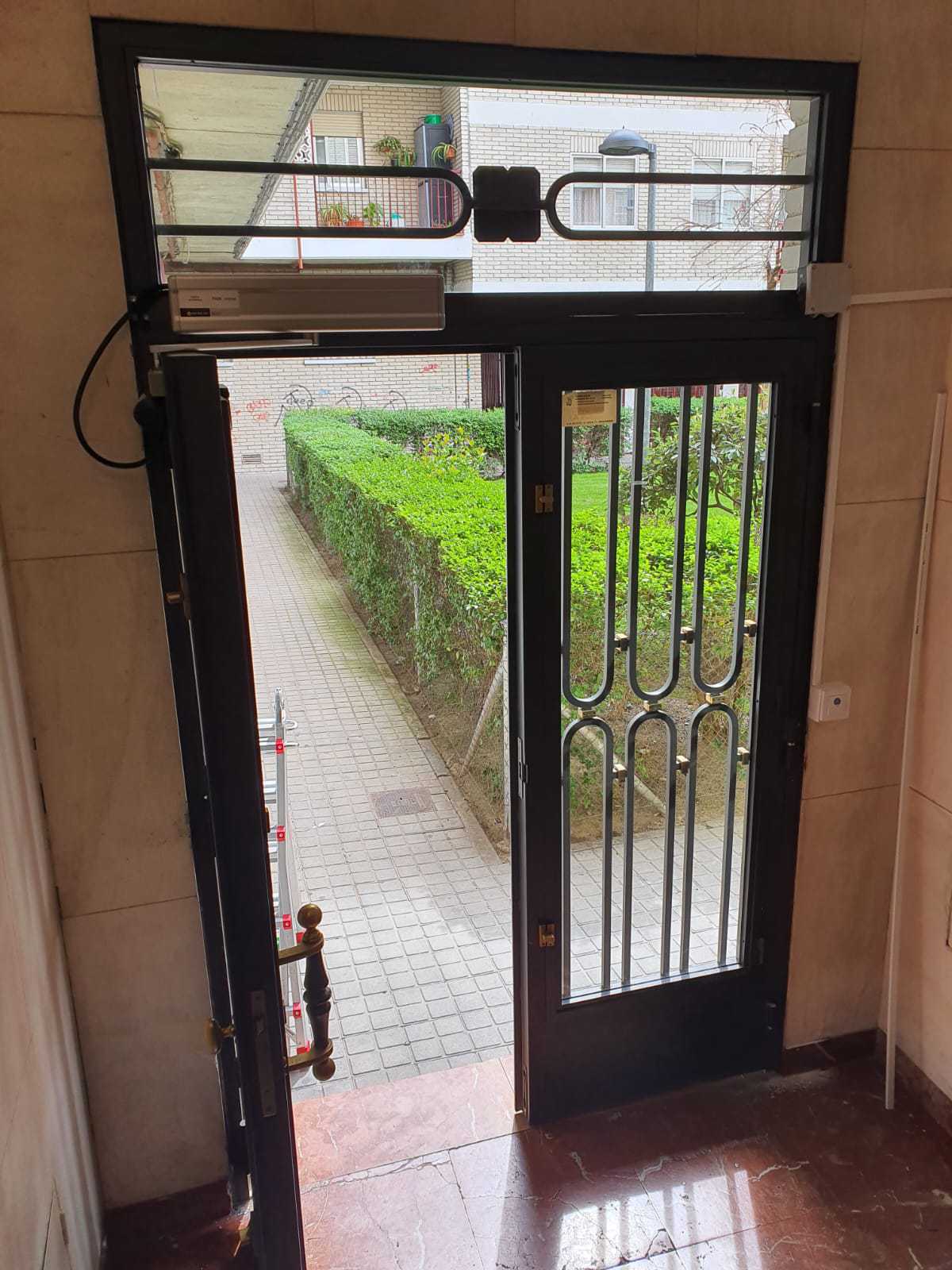 portes battantes ouvertes d'un bâtiment qui viennent d'être automatisées