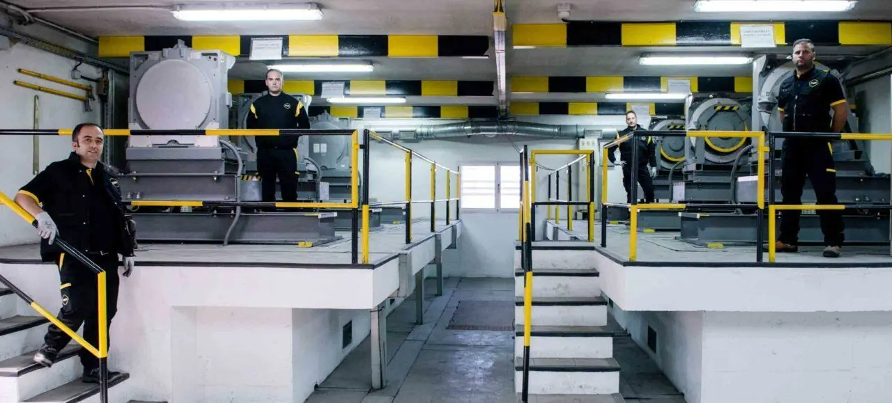 Moteurs d’ascenseur posés sur des bancs métalliques hauts